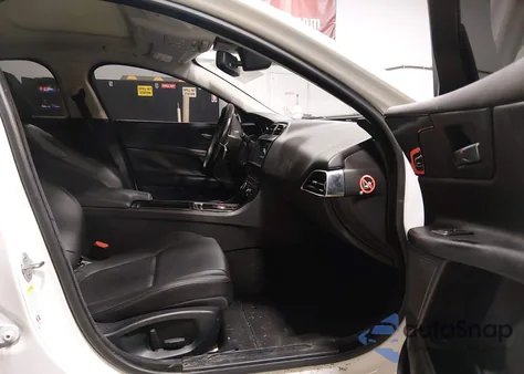 2018 Jaguar Xe 25T z USA, uszkodzony, nr VIN SAJAR4FX0JCP36623